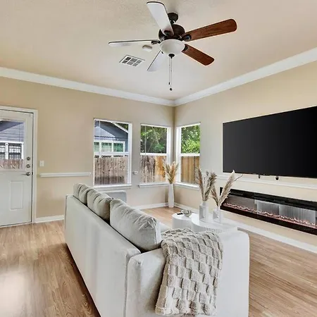 Spacious Home-Queen Suite-Game Room-Movie Room